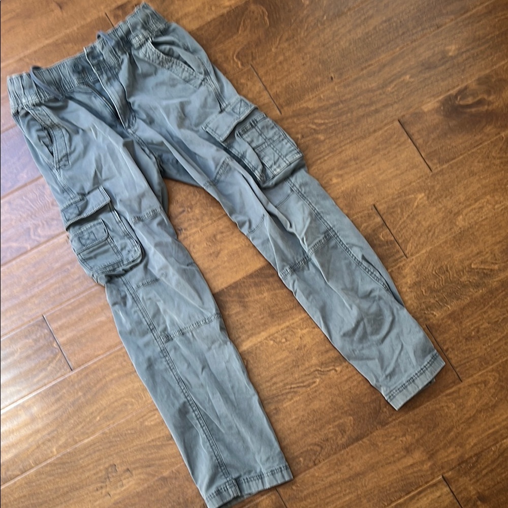 Hollister Gray Cargo with drawstring waist and snap pockets. Size XS